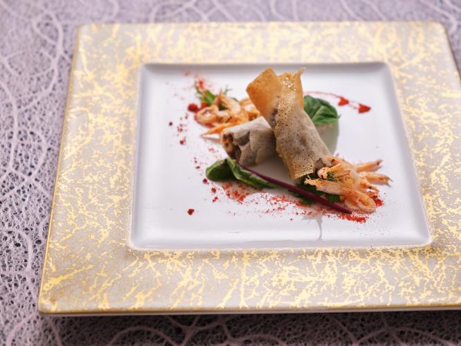 【アミューズ】桜エビときのこを包んだパートブリックが食欲をそそる、春の海と山の恵みを堪能できる一皿。