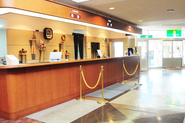 【フロント】童話村をイメージ。一部の展示品は販売も。お気軽にお声をかけてください。