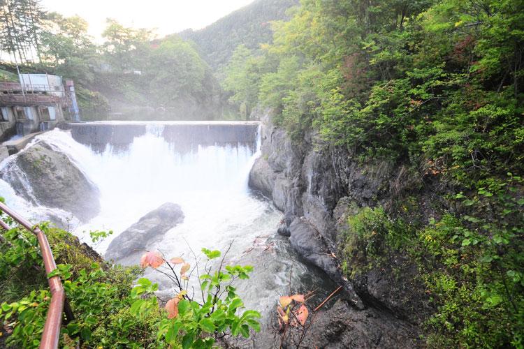 【錦仙峡】遊歩道から見る初夏の洛陽の滝は、季節によりさまざまな表情を見せてくれる★