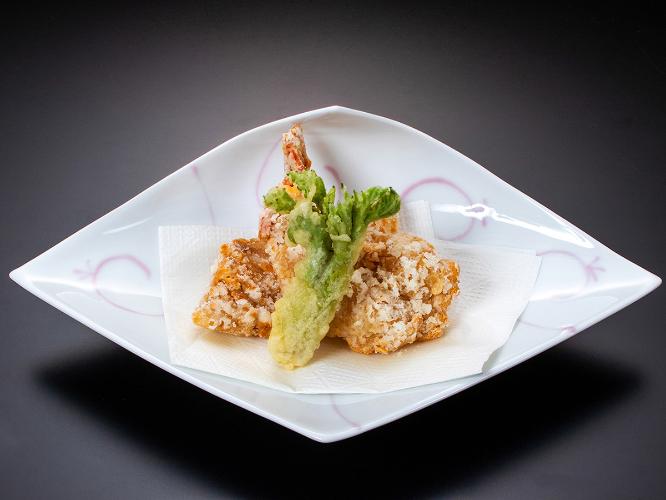 【季節の会席料理】たちばなや名物　残雪揚げ　山菜の天ぷらを添えて（2025年5月末迄）
