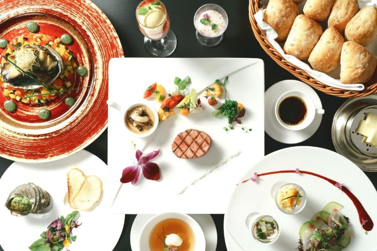 瀬戸内海や山口県の豊かな食材を使用して作り上げたフレンチフルコース。時間をかけて丁寧に仕上げられた一品一品。贅沢で優雅なディナータイムをご堪能ください。