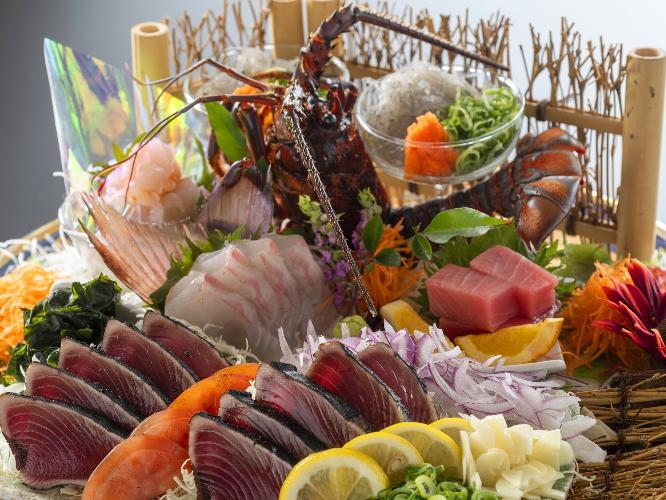 伊勢海老姿造りや藁焼きタタキはもちろん、土佐湾で獲れた新鮮などろめや旬魚を豪快に盛付け