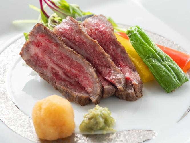 噛むほどにほどける至福の食感に広がる凝縮された旨味。山葵や染めおろしであっさりと頂く。