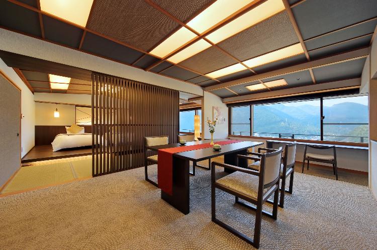 【西館特別室】山々と温泉街を一望できるゆったりとした特別和洋室。(禁煙室)