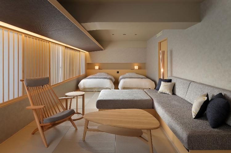 【西館客室〜ひだまり〜】ツインベットを設え、お部屋のセンターにはゆったりしたソファを設置。(禁煙室)