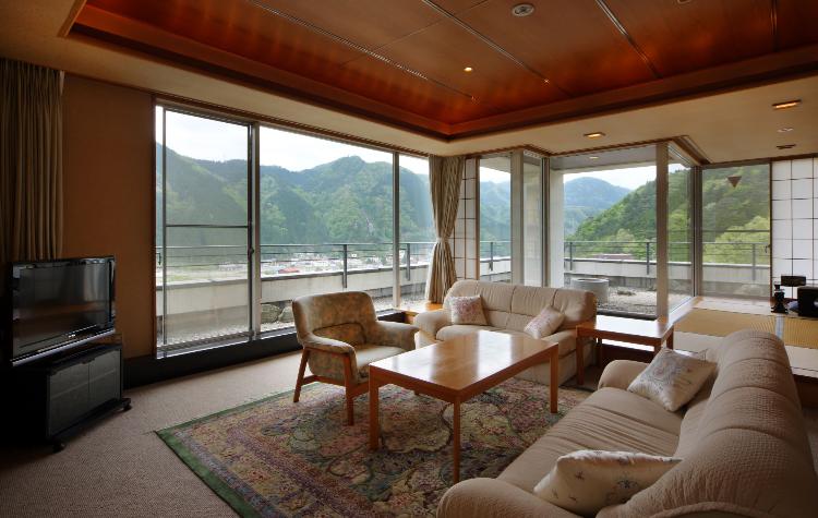 【東館特別室】広々とした居間に次の間、床の間、ベッドルームのあるゆったりとしたレイアウト。(喫煙室)