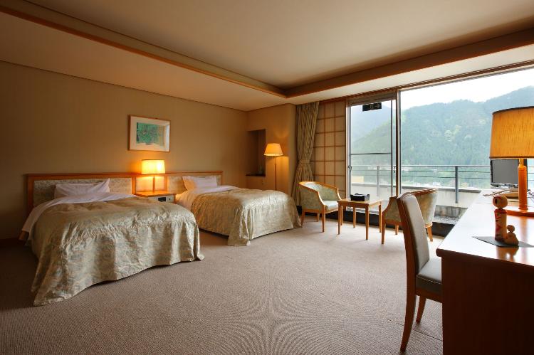 【東館特別室】広々とした居間に次の間、床の間、ベッドルームのあるゆったりとしたレイアウト。(喫煙室)