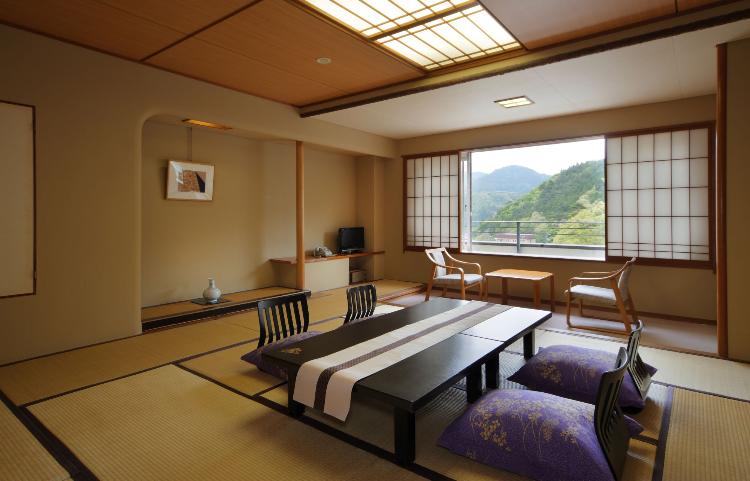 【東館和室】スタンダードな12.5畳間の和室になります。(喫煙室)