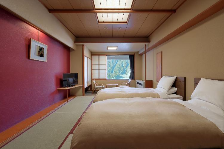 【東館】和室にベットをご用意した和モダンのお部屋になります。(喫煙室)