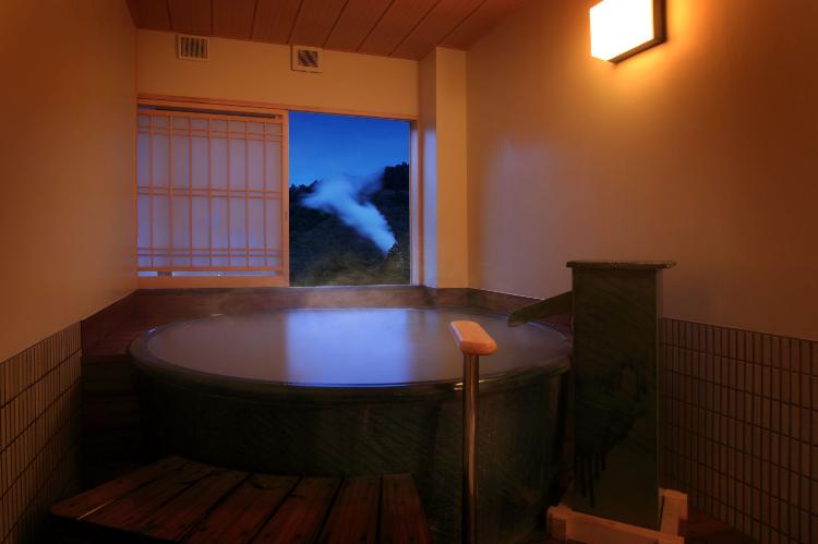 【貸切風呂】弐の湯「もえぎ」信楽焼の織部釉による円形陶器の浴槽です。(2〜3名様用)