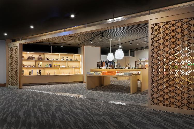 【お土産処】銘菓・地酒をはじめとする地元特産品や民芸・工芸品、当館オリジナル商品など旅の思い出となるお土産の数々を豊富に取り揃えております。