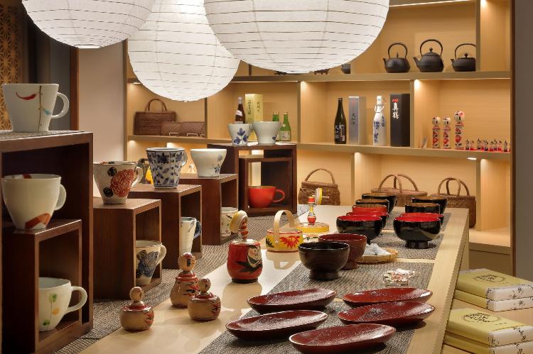 【お土産処】銘菓・地酒をはじめとする地元特産品や民芸・工芸品、当館オリジナル商品など旅の思い出となるお土産の数々を豊富に取り揃えております。