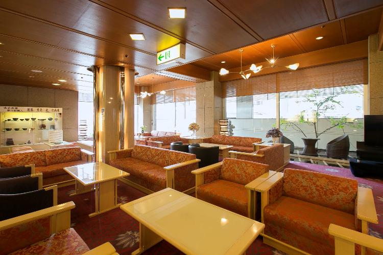 【ロビー】明るく広々としたロビーでお迎えいたします。