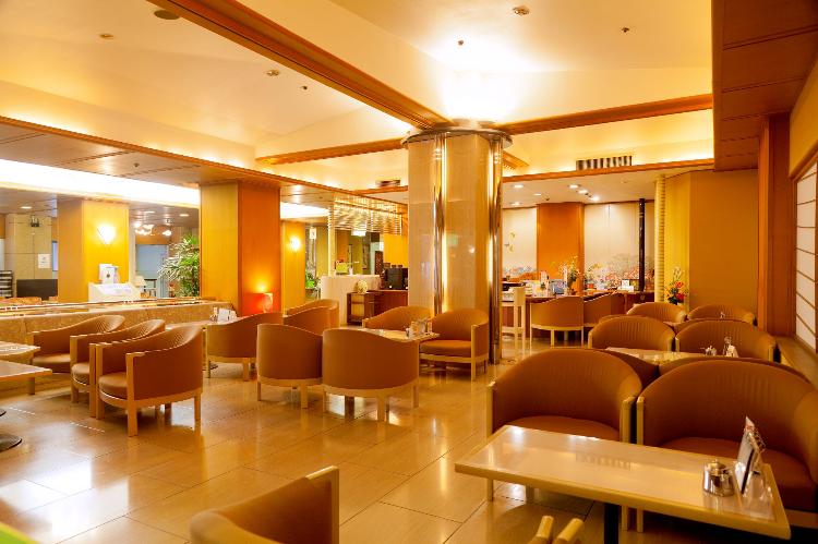 【ラウンジ】ティーラウンジ「四季」滞在時間を充実させるお泊りのお客様限定の無料サービスを多数ご用意しております。