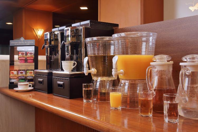 【ラウンジサービス】ご滞在中お楽しみいただけるロビーラウンジでのフリードリンクサービス。