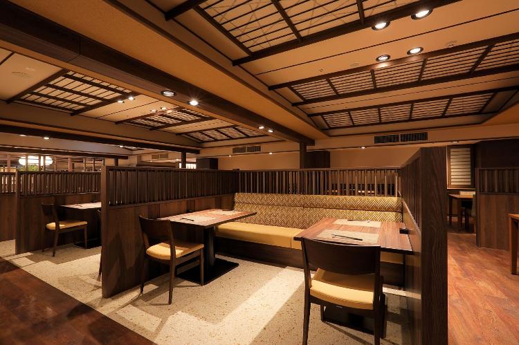 【お食事会場】ダイニング『蔵饗人〜KURAUDO〜』モダンな設えの空間でゆっくりお食事をお楽しみくださいませ。