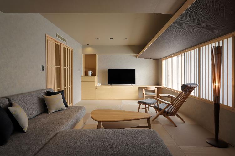 【西館客室〜ひだまり〜】ツインベットを設え、お部屋のセンターにはゆったりしたソファを設置。(禁煙室)