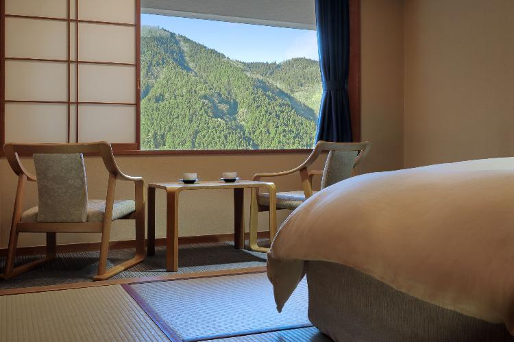 【東館】和室にベットをご用意した和モダンのお部屋になります。(喫煙室)