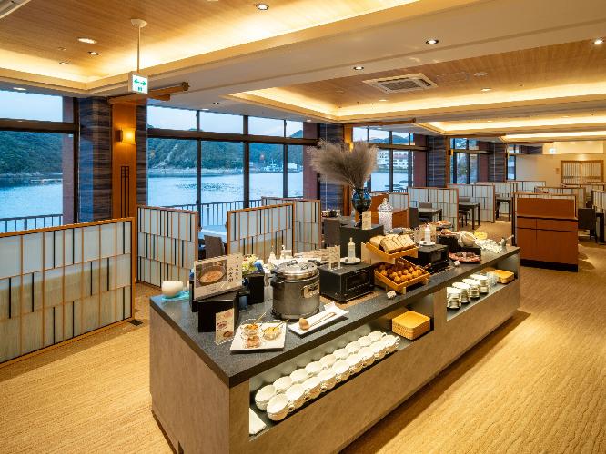 【ダイニング】熊野の恵／ご朝食ではお膳料理の他、ハーフビュッフェをご用意しております