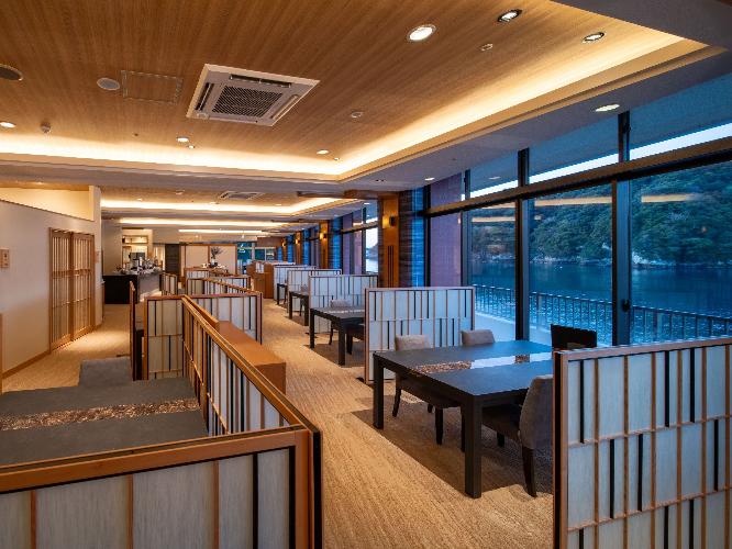 【ダイニング】熊野の恵／海側のお席は、熊野灘の美しさと開放感をお愉しみ頂けます