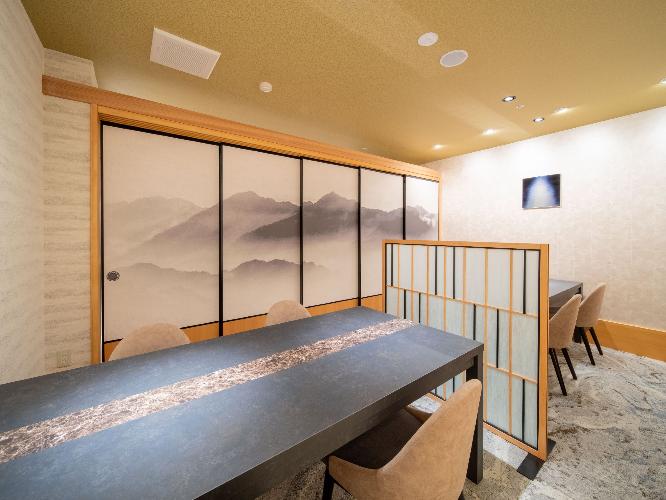 【ダイニング】個室「熊野」／木・火・岩・水の自然信仰をテーマに合わせた静謐で優雅な個室