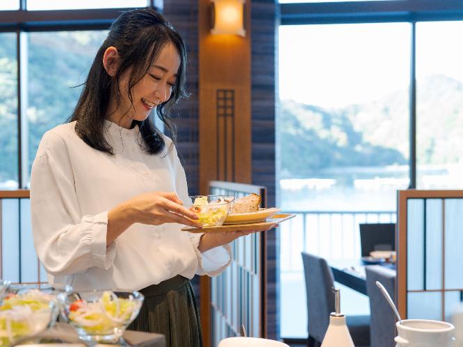 【ダイニング】熊野の恵／ご朝食ではお膳料理の他、ハーフビュッフェをご用意しております