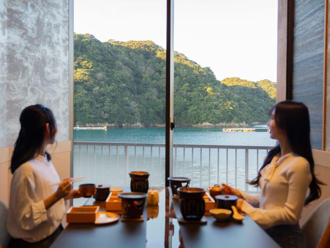 【ダイニング】熊野の恵／海側のお席は、熊野灘の美しさと開放感をお愉しみ頂けます（朝食イメージ）