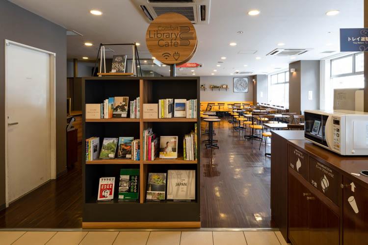 【ライブラリーカフェ】気ままに過ごせるオープンスペース。チェックイン前もチェックアウト後も利用可能。