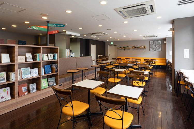 【ライブラリーカフェ】お仕事にも気分転換にも…開放的な空間で、思い思いの時間をお過ごしください。