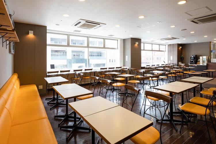 【ライブラリーカフェ】お仕事や商談、旅の相談スペースとしてもご利用いただけます。