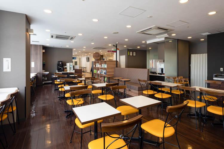【ライブラリーカフェ】お仕事や商談、旅の相談スペースとしてもご利用いただけます。