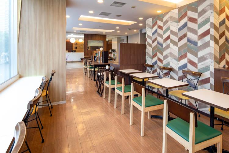 【ライブラリーカフェ】秋田の稲穂をイメージした壁紙は会場内のアクセントに