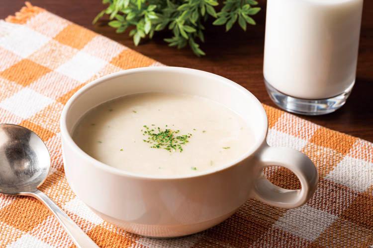 【函館限定じゃがいもスープ】じゃがいもの甘みを感じられるスープです。