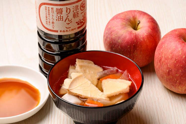 【せんべい汁】お醤油との相性の良い青森県産りんご果汁入り「りんご醤油」を使った青森郷土料理のせんべい汁です。