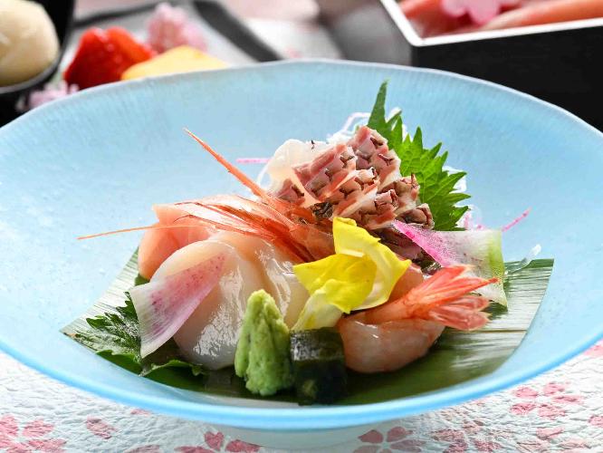 夕食　春の基本会席　造里　※2025年3月15日（土）頃から2025年6月14日（土）頃までの献立例です。