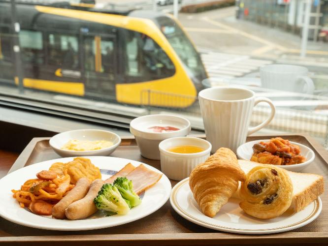 外の風景を楽しみながら朝食を
