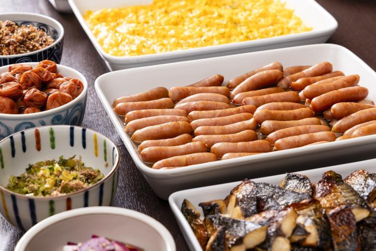 【朝食】ビュッフェメニュー例（ソーセージ・スクランブルエッグなど）