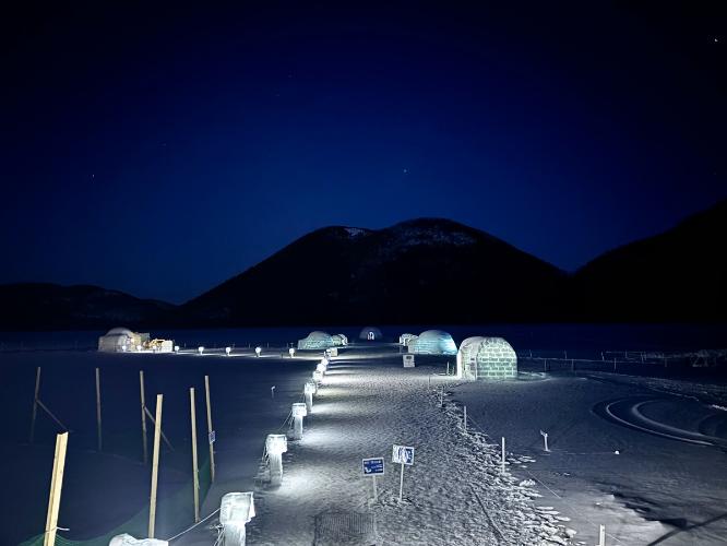 【しかりべつ湖コタン】ライトアップされたコタンから見る一面の星空もおすすめです。