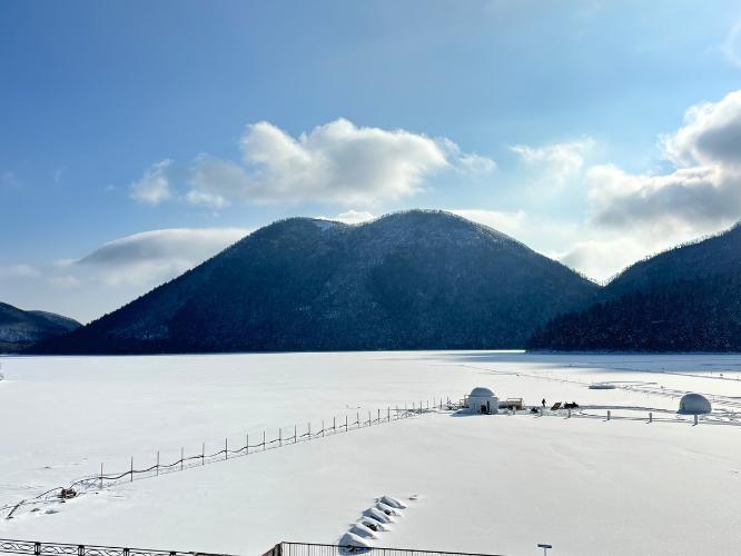 冬から春先にかけて、然別湖の一面が雪と氷に覆われます。