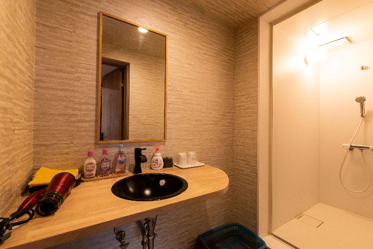 和洋室『和景の間』の風呂場　シャワーブースのみ　※禁煙室