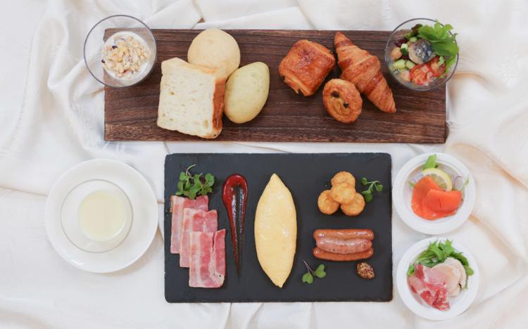 和食・洋食を取りそろえたビュッフェ形式のご朝食でございます。