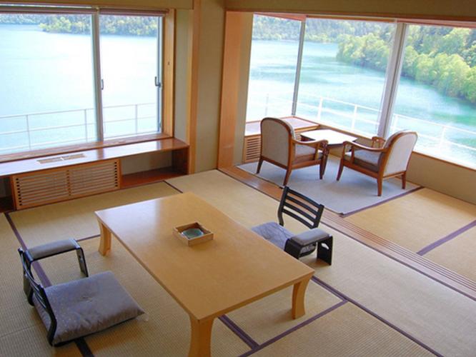 【特別室】絶景のレイクビュー。まるで湖に浮かぶような景色が堪能できます。（客室一例）