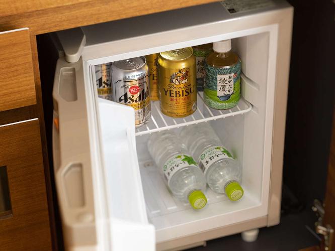 お部屋の冷蔵庫内の飲み物はフリー（無料）で用意しております（イメージ）