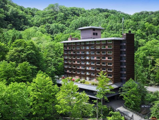 【外観】夏は色濃い緑に包まれます。爽やかな北海道の夏をお愉しみください。