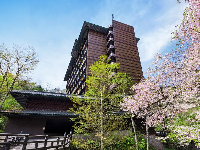 【外観】豊かな自然に囲まれた登別温泉に佇む春の「望楼NOGUCHI登別」