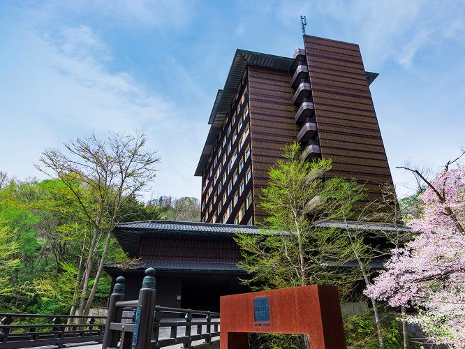 【外観】春は桜、夏は新緑、秋は紅葉、冬は雪。四季で異なる表情を見せる登別の自然をお愉しみください。