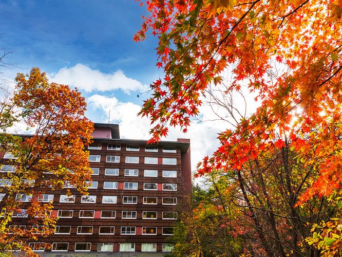 【外観】10月上旬～中旬が周辺紅葉の見ごろとなります。