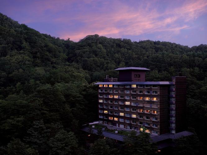 【外観】夕暮れのホテル付近を散策するのもロマンチックです。