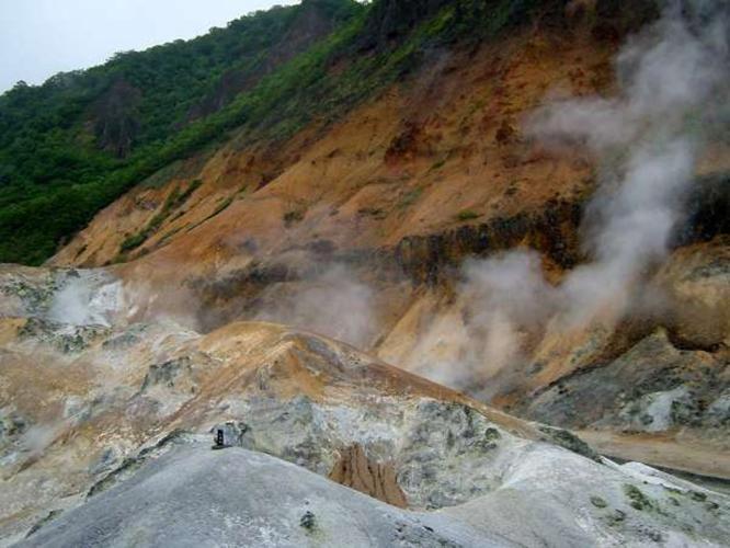 【地獄谷】湧出口や噴気孔があり、泡だち煮えたぎる風景が名前の由来に。宿より徒歩20分。