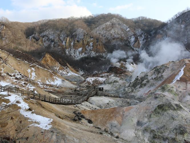 【地獄谷】遊歩道を歩いて散策することが出来ます。